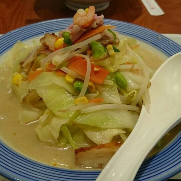 Photo taken at イオン 品川シーサイド店 フードコート by Eiji S. on 4/15/2015