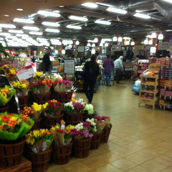 Photo taken at Whole Foods Market by Bill W. on 10/25/2012-加利福尼亚州帕萨迪纳小阿罗约PKWY465 Photo taken at Whole Foods Market by Bill W. on 10/25/2012