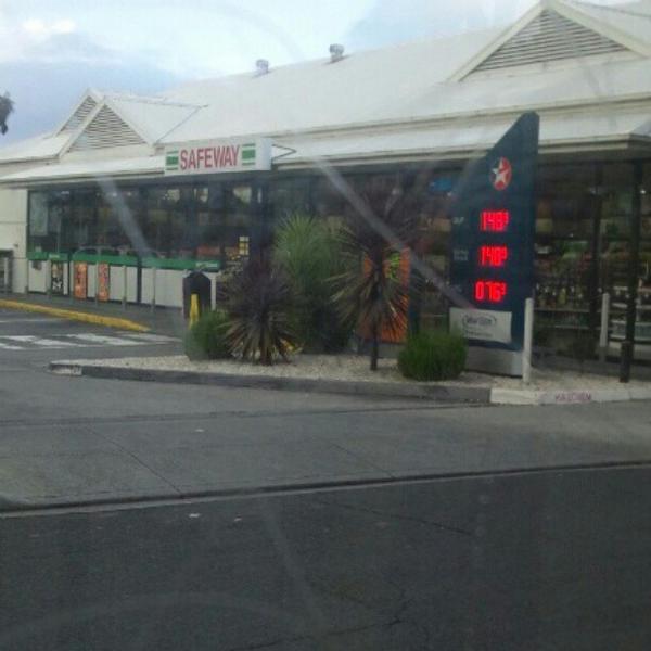 Photo taken at Woolworths by Kaz O. on 5/2/2012