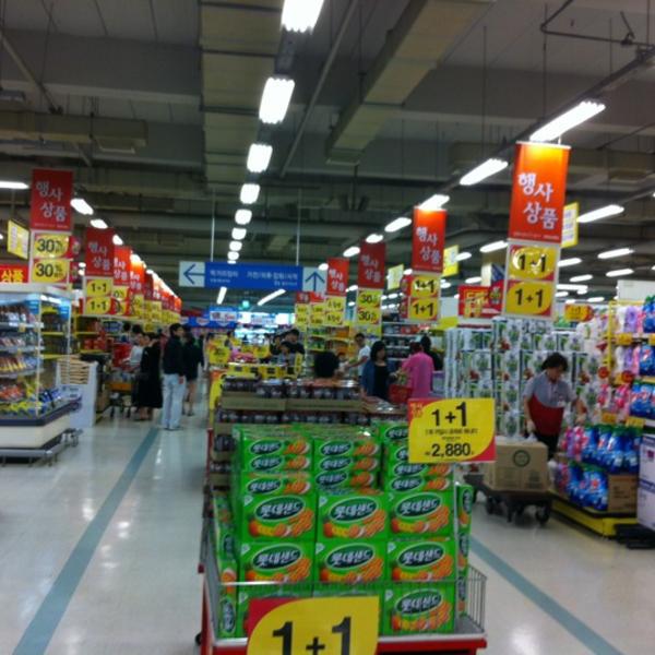 Photo taken at 홈플러스 (Home plus) by Cheol Hwan K. on 6/25/2012-釜山市海云台区Centum东路6号(Centum City店) Photo taken at 홈플러스 (Home plus) by Cheol Hwan K. on 6/25/2012