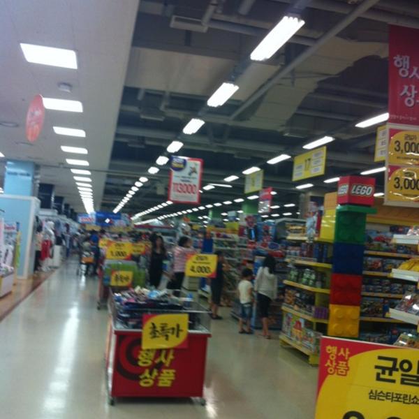 Photo taken at 홈플러스 (Home plus) by Bling L. on 6/16/2012-釜山市海云台区Centum东路6号(Centum City店) Photo taken at 홈플러스 (Home plus) by Bling L. on 6/16/2012