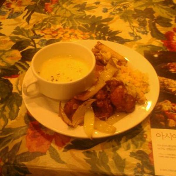 Photo taken at 홈플러스 / Home Plus by 백억 이. on 9/18/2011