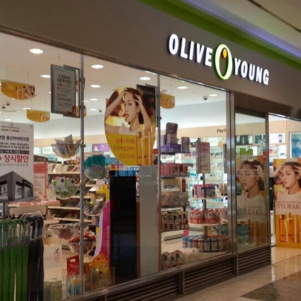 Photo taken at 올리브영 (OLIVE YOUNG) by JiNa K. on 5/4/2014