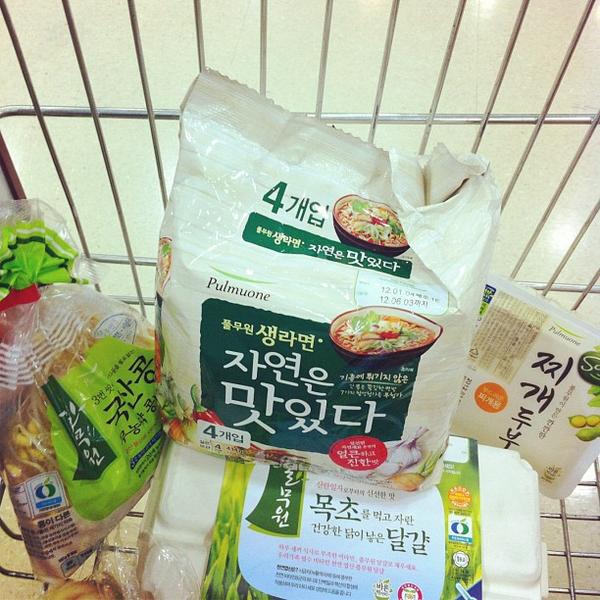 Photo taken at 홈플러스 / Home Plus by Jeong M. on 2/27/2012