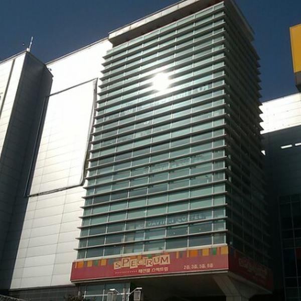 Photo taken at 이마트 (e-mart) by MinSung K. on 10/4/2012