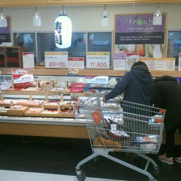 Photo taken at 이마트 (e-mart) by Pinks K. on 1/9/2012