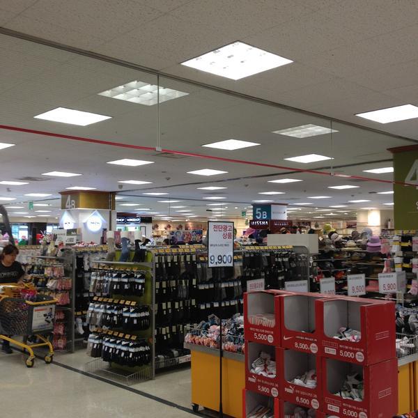 Photo taken at 이마트 (e-mart) by Alde B. on 5/14/2013