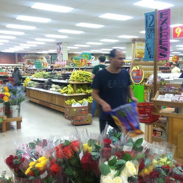 Photo taken at Trader Joe's by Oscar Z. on 9/6/2012-加尼福尼亚 洛杉矶海波龙大道2738(在密苏里安大略省休闲街) Photo taken at Trader Joe's by Oscar Z. on 9/6/2012