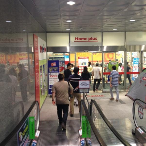Photo taken at 홈플러스 (Home Plus) by Genie P. on 7/10/2012-大邱广域市寿城95 Photo taken at 홈플러스 (Home Plus) by Genie P. on 7/10/2012