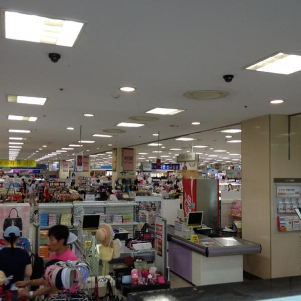 Photo taken at 롯데마트 (LOTTE Mart) by Jae Hyun K. on 8/11/2012