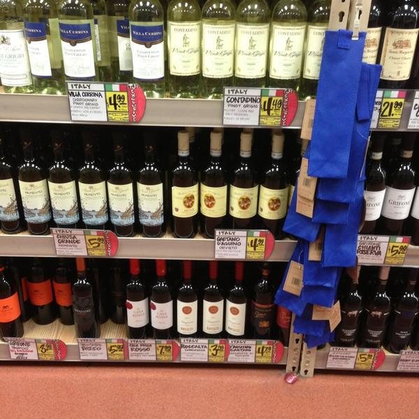 Photo taken at Trader Joe's by Nav on 7/10/2013-伊利诺州芝加哥市安大略湖路44号 Photo taken at Trader Joe's by Nav on 7/10/2013