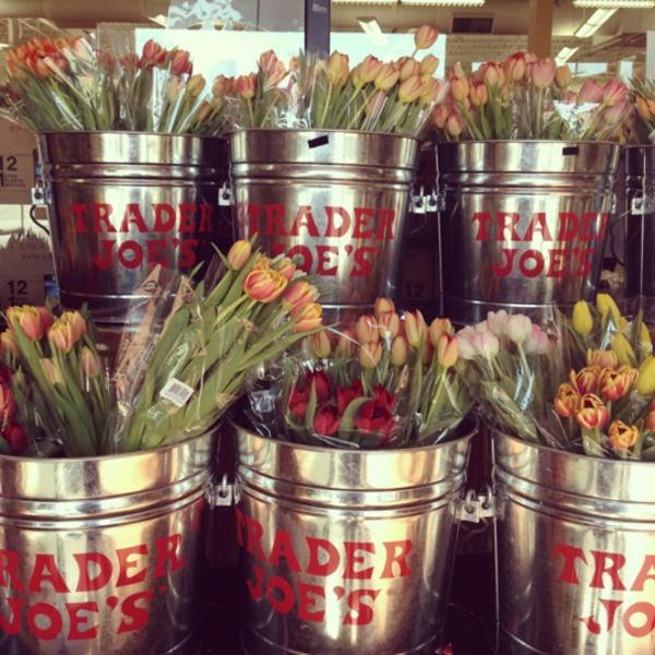 Photo taken at Trader Joe's by Lucretia G. on 4/7/2012-田纳西州纳什维尔市希尔斯伯勒帕克路3909(在阿伯特马丁路和理查德琼斯路之间) Photo taken at Trader Joe's by Lucretia G. on 4/7/2012