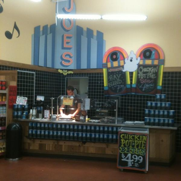 Photo taken at Trader Joe's by Mel H. on 10/10/2012-田纳西州纳什维尔市希尔斯伯勒帕克路3909(在阿伯特马丁路和理查德琼斯路之间) Photo taken at Trader Joe's by Mel H. on 10/10/2012