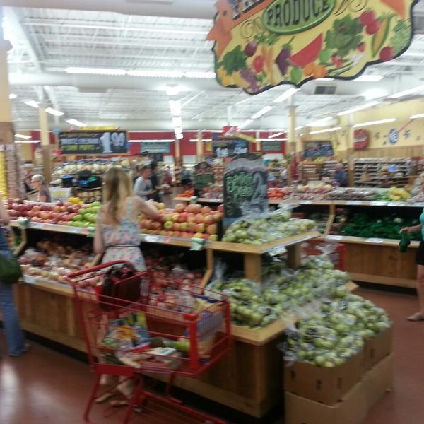 Photo taken at Trader Joe's by Danny W. on 7/27/2013-田纳西州纳什维尔市希尔斯伯勒帕克路3909(在阿伯特马丁路和理查德琼斯路之间) Photo taken at Trader Joe's by Danny W. on 7/27/2013