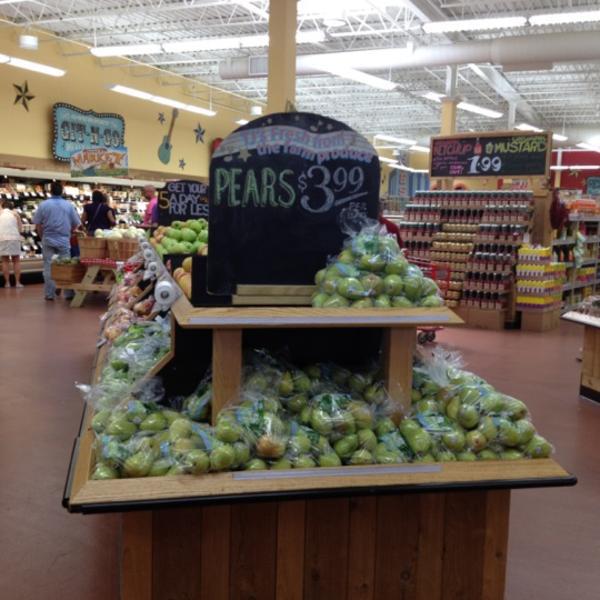 Photo taken at Trader Joe's by Motke D. on 6/3/2012-田纳西州纳什维尔市希尔斯伯勒帕克路3909(在阿伯特马丁路和理查德琼斯路之间) Photo taken at Trader Joe's by Motke D. on 6/3/2012