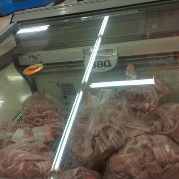 Photo taken at 홈플러스 (Home plus) by Lee j. on 2/29/2012