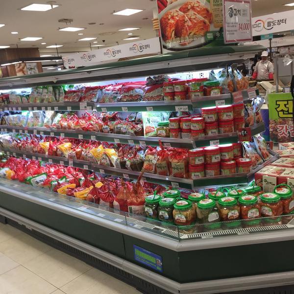 Photo taken at 롯데마트 (LOTTE Mart) by Rose Lyn Y. on 4/1/2015