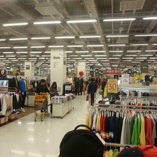 Photo taken at 이마트 (e-mart) by hyon C. on 3/22/2014-京畿道高阳市西区798易买得超市 Photo taken at 이마트 (e-mart) by hyon C. on 3/22/2014