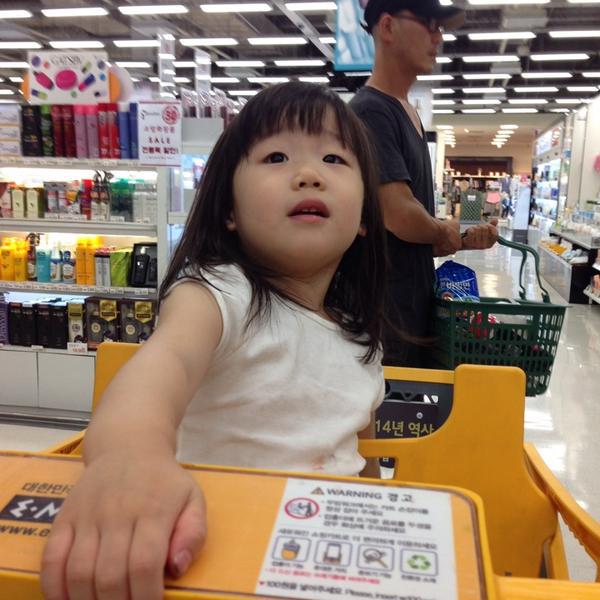 Photo taken at 이마트 (e-mart) by Andrew K. on 7/20/2014-京畿道高阳市西区798易买得超市 Photo taken at 이마트 (e-mart) by Andrew K. on 7/20/2014
