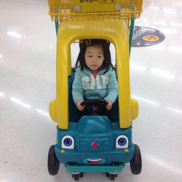 Photo taken at 이마트 (e-mart) by Andrew K. on 3/25/2014-京畿道高阳市西区798易买得超市 Photo taken at 이마트 (e-mart) by Andrew K. on 3/25/2014