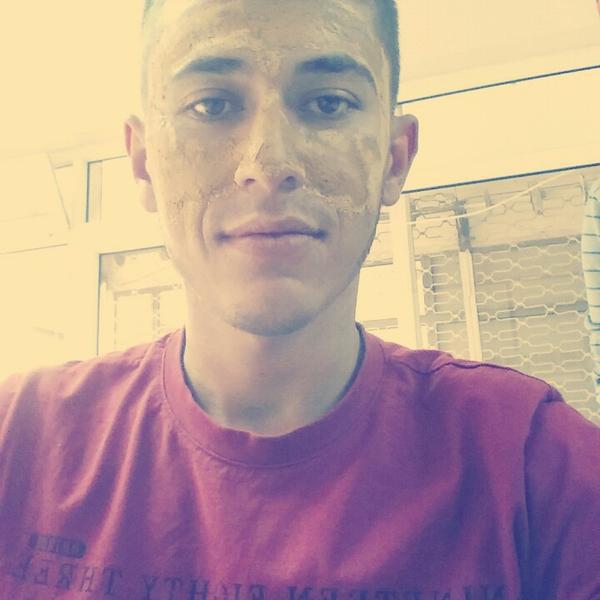 Photo taken at Flora Erkek Kuaförü by Erkan G. on 9/28/2014-土耳其伊兹密尔阿利亚加伊斯蒂克拉尔街36号 Photo taken at Flora Erkek Kuaförü by Erkan G. on 9/28/2014