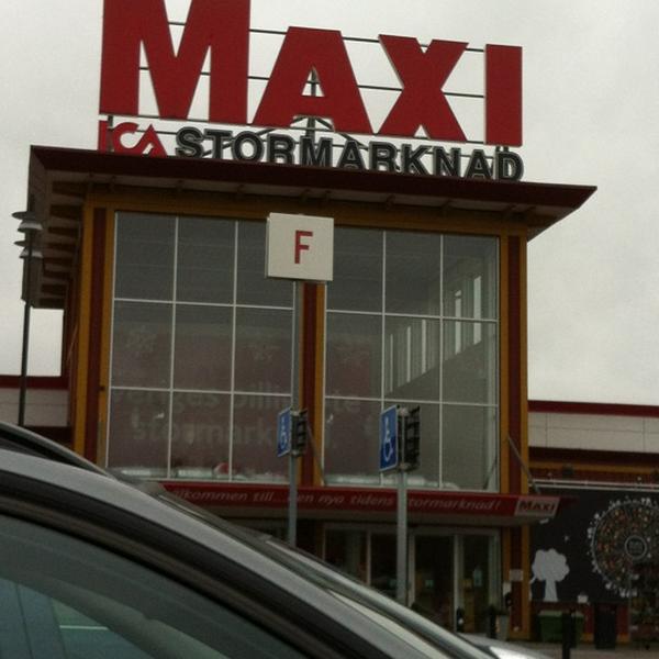 Photo taken at ICA Maxi Erikslund by Angelica on 9/2/2012-瑞典西曼兰省韦斯特罗斯特拉弗斯街12号 Photo taken at ICA Maxi Erikslund by Angelica on 9/2/2012