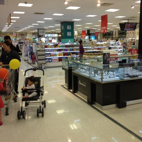 Photo taken at 이마트 (e-mart) by WATT on 4/29/2012-庆尚北道浦项市10易买得超市 Photo taken at 이마트 (e-mart) by WATT on 4/29/2012