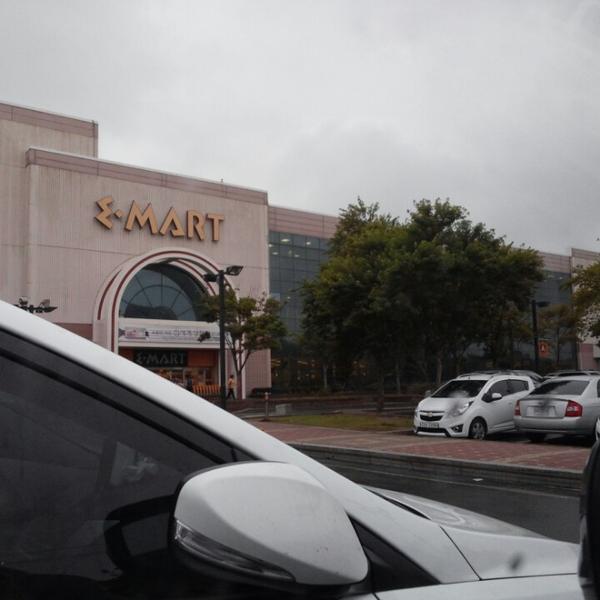 Photo taken at 이마트 (e-mart) by Kang I. on 6/6/2013-庆尚北道浦项市10易买得超市 Photo taken at 이마트 (e-mart) by Kang I. on 6/6/2013