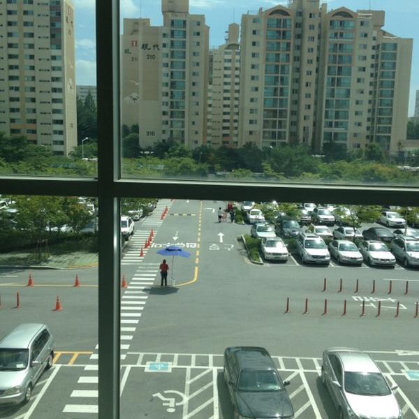 Photo taken at 롯데마트 (LOTTE Mart) by Jae Hyun K. on 8/26/2012