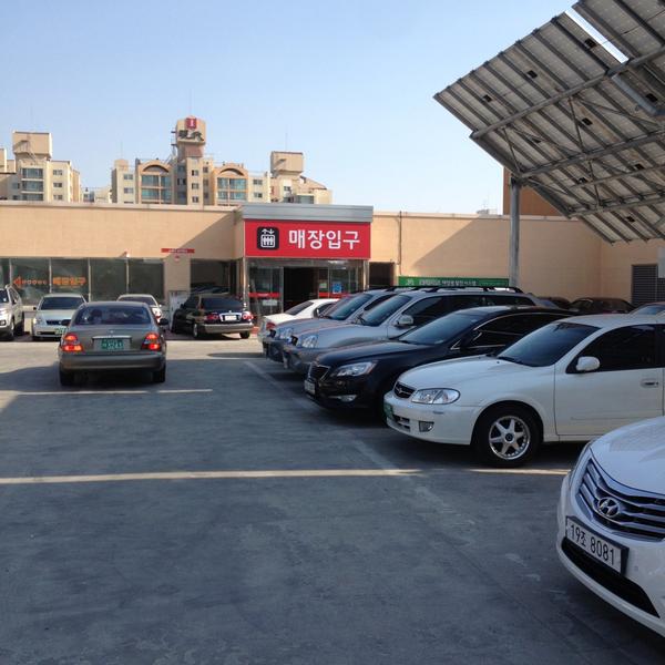 Photo taken at 롯데마트 (LOTTE Mart) by Jae Hyun K. on 5/5/2013