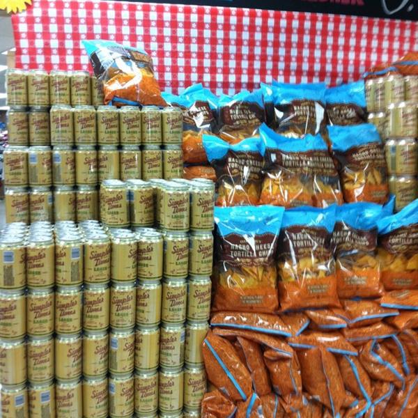 Photo taken at Trader Joe's by Linda C. on 6/17/2012-加利福尼亚州谢尔曼奥克斯黑泽汀大道滨江路14119号 Photo taken at Trader Joe's by Linda C. on 6/17/2012