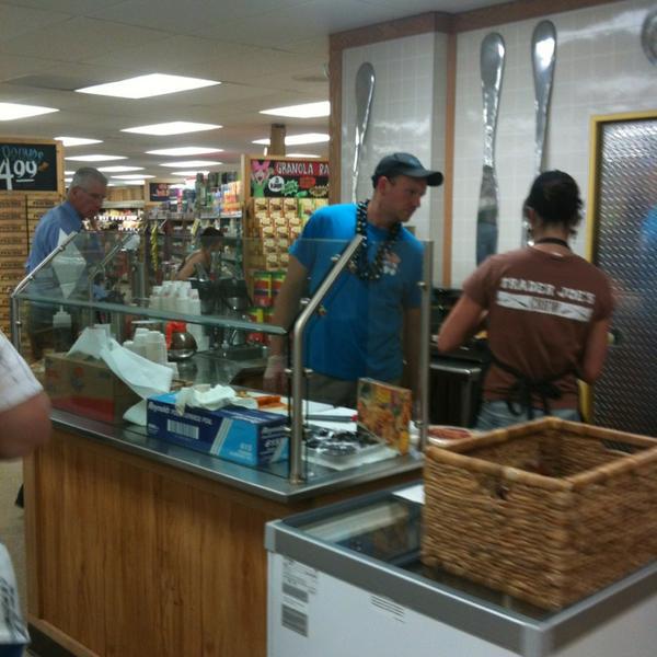 Photo taken at Trader Joe's by Paul R. on 8/1/2013-加利福尼亚州谢尔曼奥克斯黑泽汀大道滨江路14119号 Photo taken at Trader Joe's by Paul R. on 8/1/2013