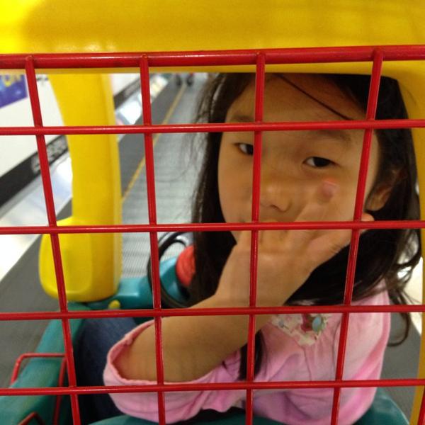 Photo taken at 롯데마트 (LOTTE Mart) by 영찬 김. on 10/7/2014