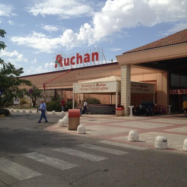Photo taken at Auchan by Terry on 10/1/2012-意大利普利亚卡萨马西玛诺伊卡塔罗路2 Photo taken at Auchan by Terry on 10/1/2012
