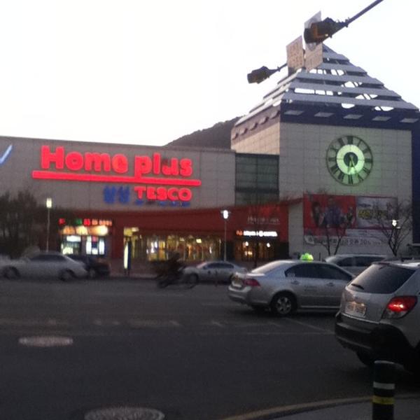 Photo taken at 홈플러스 (Home plus) by Hyunjin P. on 3/10/2011-釜山广域市莲堤体育中心 Photo taken at 홈플러스 (Home plus) by Hyunjin P. on 3/10/2011