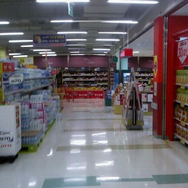 Photo taken at 홈플러스 / Home Plus by bloodsamsara 피. on 9/3/2011