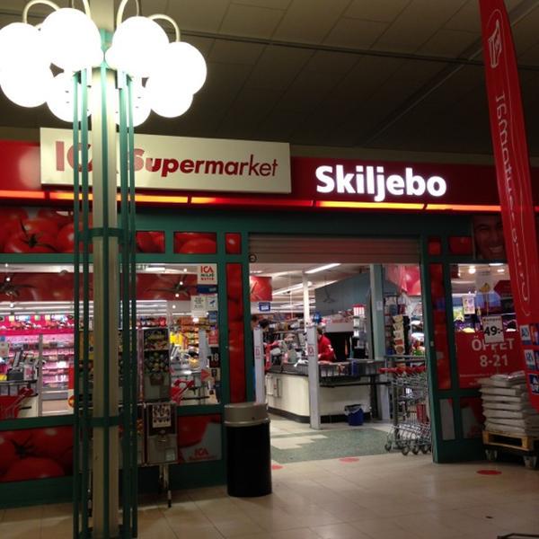 Photo taken at ICA Supermarket - Skiljebo by Per K. on 11/17/2012
