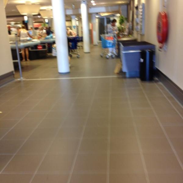 Photo taken at Albert Heijn by Andi M. on 5/25/2012-荷兰南荷兰省卢恩朱莉安娜街37-41号 Photo taken at Albert Heijn by Andi M. on 5/25/2012