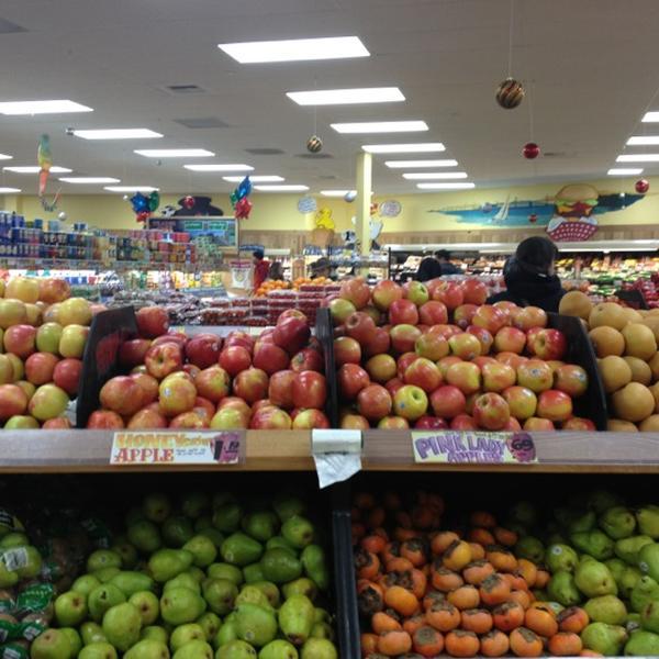 Photo taken at Trader Joe's by Jack W. on 12/15/2012-加利福尼亚州红木路2052号 Photo taken at Trader Joe's by Jack W. on 12/15/2012