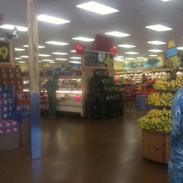 Photo taken at Trader Joe's by MarinVacation.com R. on 5/4/2011-加利福尼亚州红木路2052号 Photo taken at Trader Joe's by MarinVacation.com R. on 5/4/2011