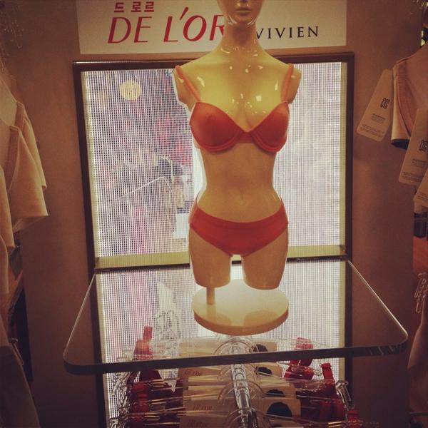 Photo taken at 롯데마트 (Lotte Mart) by Paojiao X. on 11/27/2013-济州岛乐天超市 Photo taken at 롯데마트 (Lotte Mart) by Paojiao X. on 11/27/2013