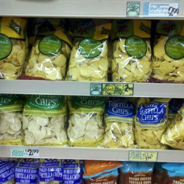 Photo taken at Trader Joe's by Livia E. on 11/8/2011-加尼福尼亚 奥克兰大学大道5727(在橡树林大道) Photo taken at Trader Joe's by Livia E. on 11/8/2011