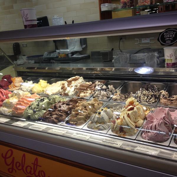 Photo taken at Whole Foods Market by Stela S. on 5/18/2013-美国芝加哥金斯伯里街1550 Photo taken at Whole Foods Market by Stela S. on 5/18/2013