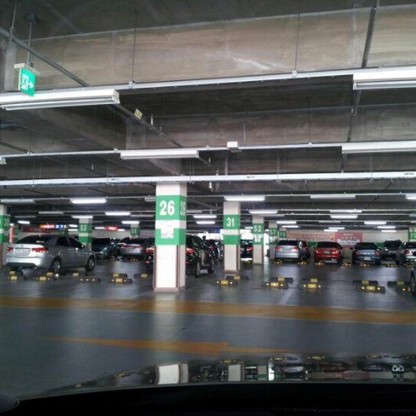 Photo taken at 롯데마트 (LOTTE Mart) by Sung Jun P. on 10/9/2012