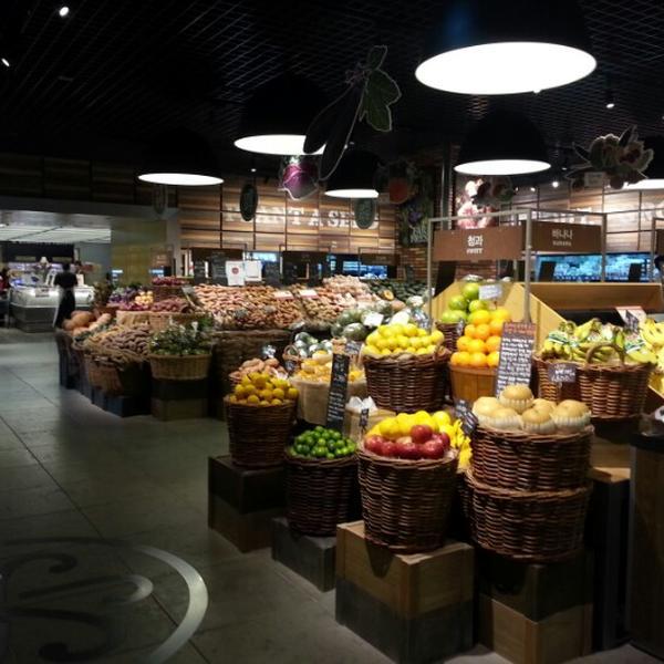 Photo taken at SSG FOOD MARKET by Michael K. on 10/28/2012-首尔特别市江南区清潭洞442号 SSG食品超市 Photo taken at SSG FOOD MARKET by Michael K. on 10/28/2012