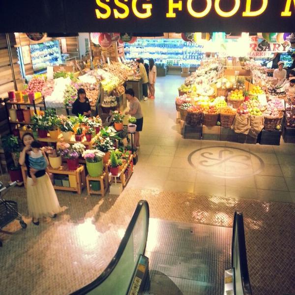 Photo taken at SSG FOOD MARKET by Jihye M. on 7/6/2013-首尔特别市江南区清潭洞442号 SSG食品超市 Photo taken at SSG FOOD MARKET by Jihye M. on 7/6/2013