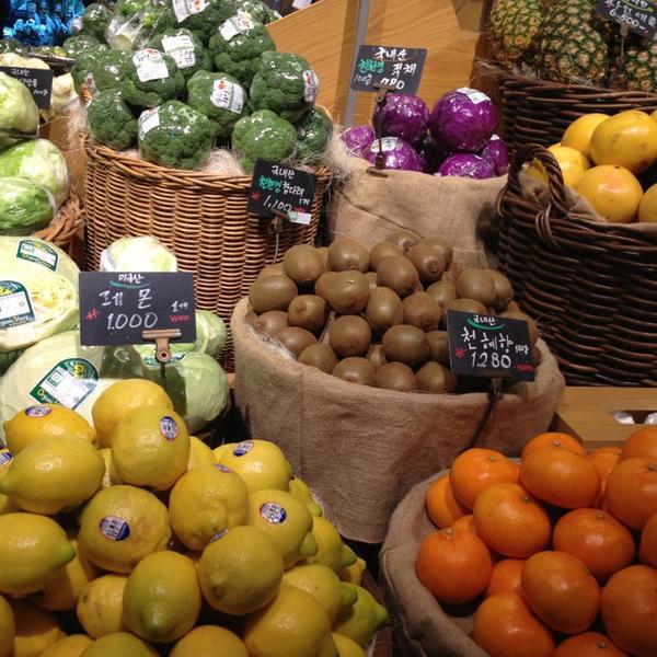 Photo taken at SSG FOOD MARKET by soy H. on 4/14/2013-首尔特别市江南区清潭洞442号 SSG食品超市 Photo taken at SSG FOOD MARKET by soy H. on 4/14/2013