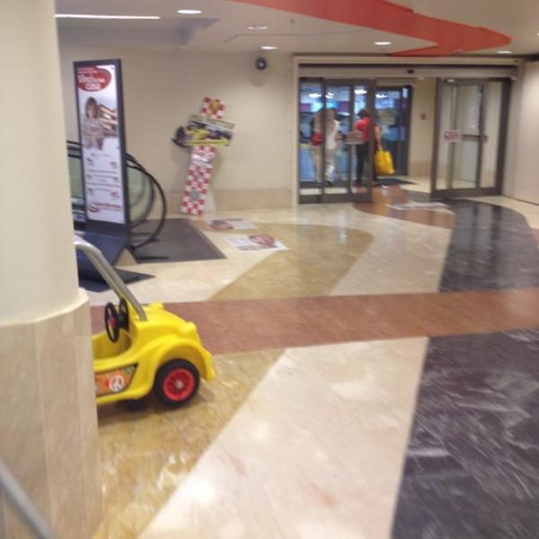 Photo taken at Coop by Silver F. on 8/22/2012-意大利伦巴第圣多纳托 - 米拉尼斯广场购物中心 Photo taken at Coop by Silver F. on 8/22/2012