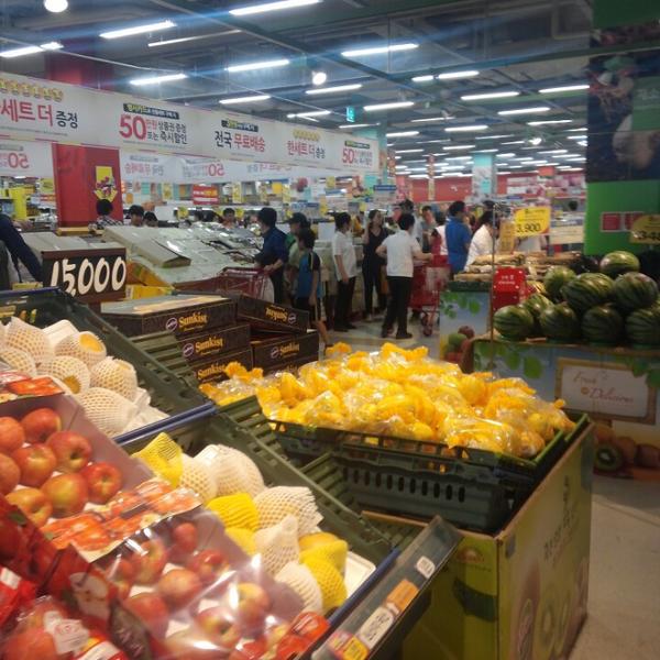 Photo taken at 홈플러스 / Home Plus by kirin g. on 9/17/2013