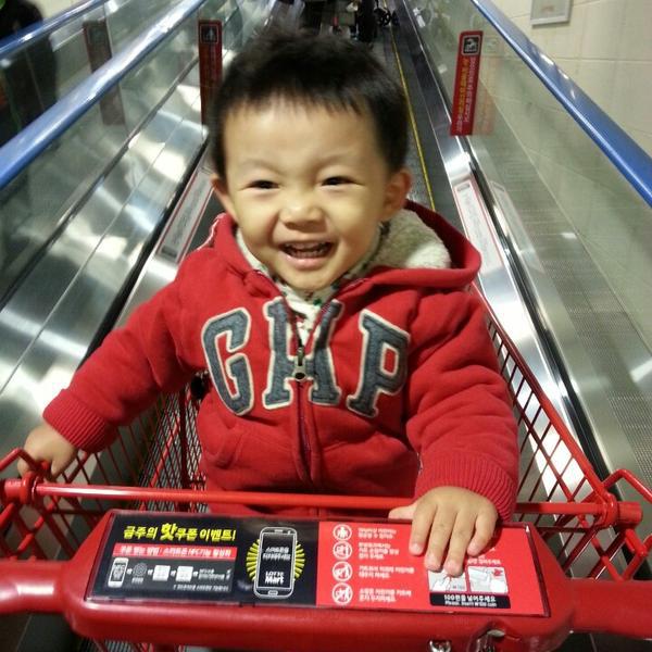 Photo taken at 롯데마트 (LOTTE Mart) by Stephen L. on 11/17/2013